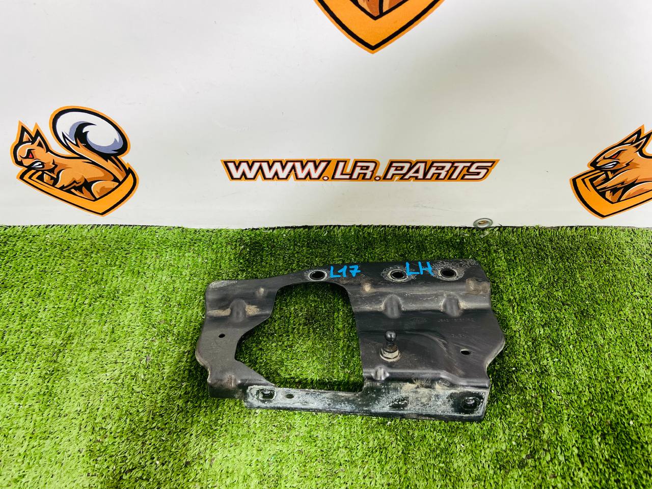 LR092011 Front left upper wing bracket Range Rover Velar L560 (2018-) Used - Image 16