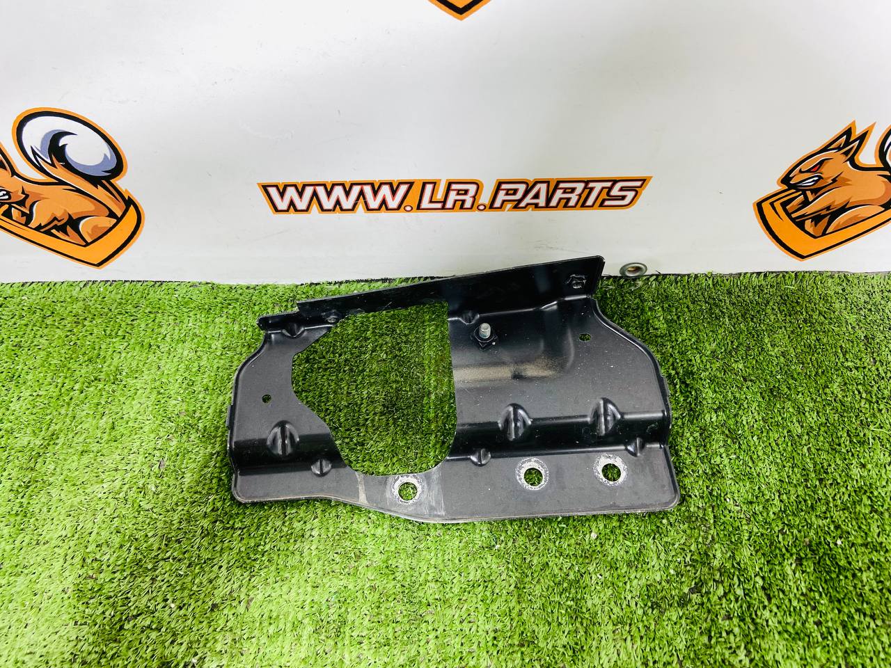 LR092011 Front left upper wing bracket Range Rover Velar L560 (2018-) Used - Image 17