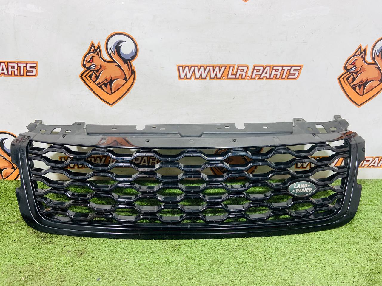 LR092629 Radiator grille black/dark Atlas Range Rover Velar L560 (2018-) Used - Image 22