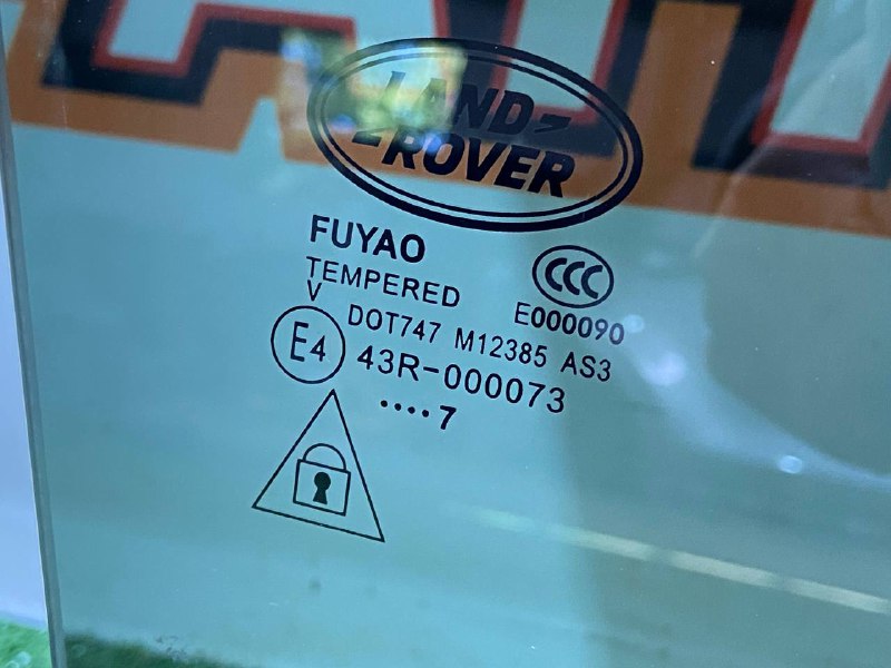 LR093211 Rear right door tinted glass for Range Rover Velar L560 (2018-) Used cost 100 € in stock 4 pcs.