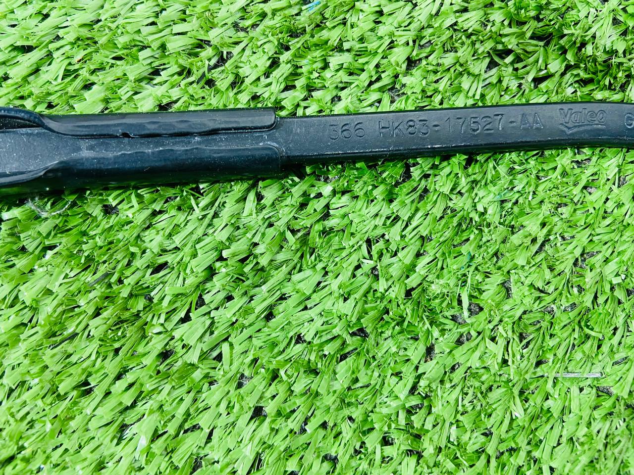 LR093420 Front left windshield wiper driver side LHD Jaguar F-Pace X761 (2017-) Used cost € in stock 2 pcs.