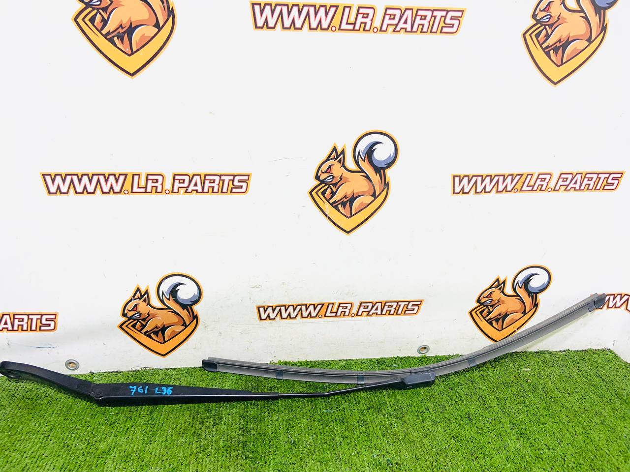 LR093420 Front left windshield wiper driver side LHD Jaguar F-Pace X761 (2017-) Used cost € in stock 2 pcs.