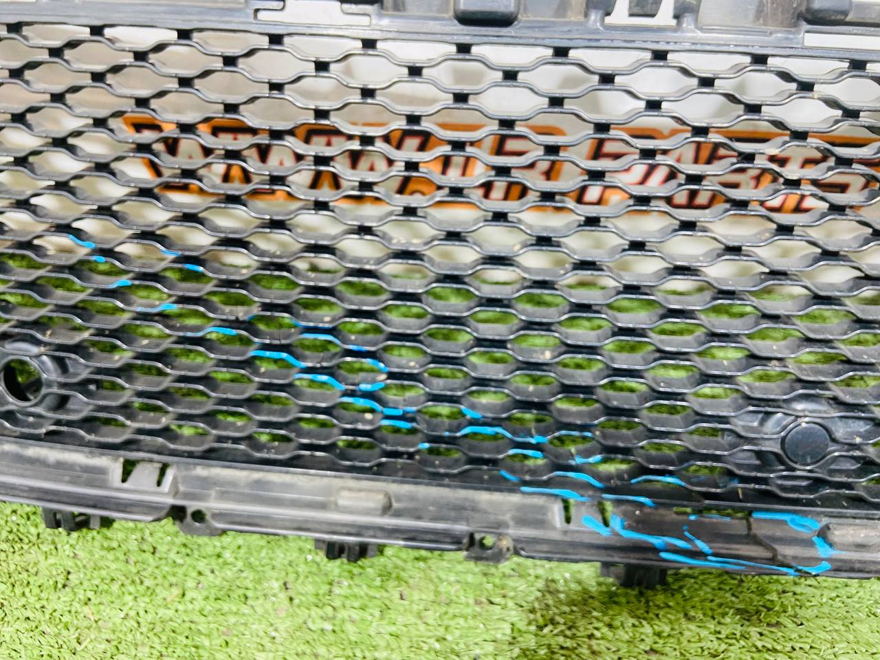 LR106782 Grille for the bumper (damaged) Range Rover Velar L560 (2018-) Used cost € in stock 1 pcs.