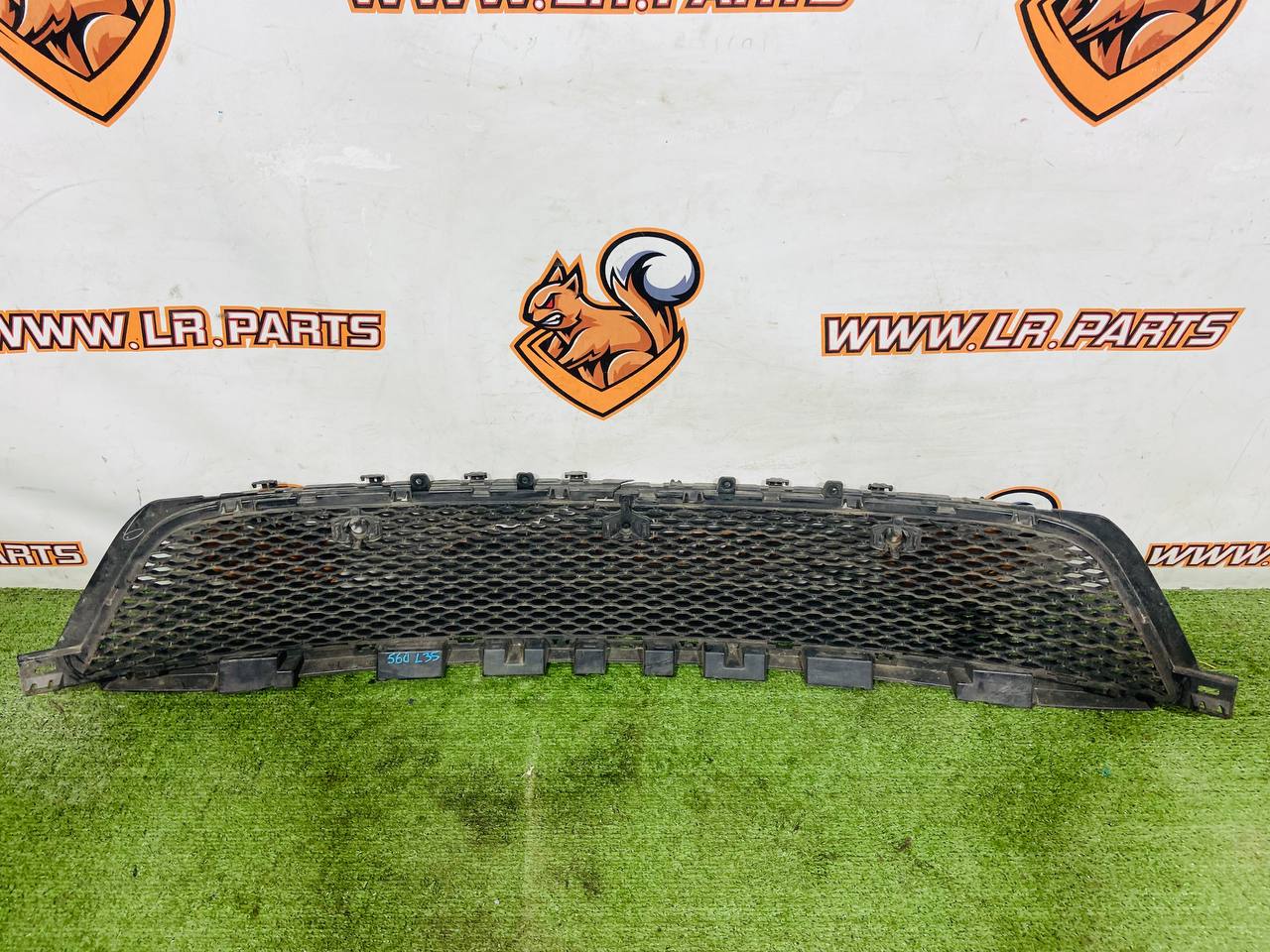 LR106782 Grille for the bumper (damaged) Range Rover Velar L560 (2018-) Used cost € in stock 1 pcs.