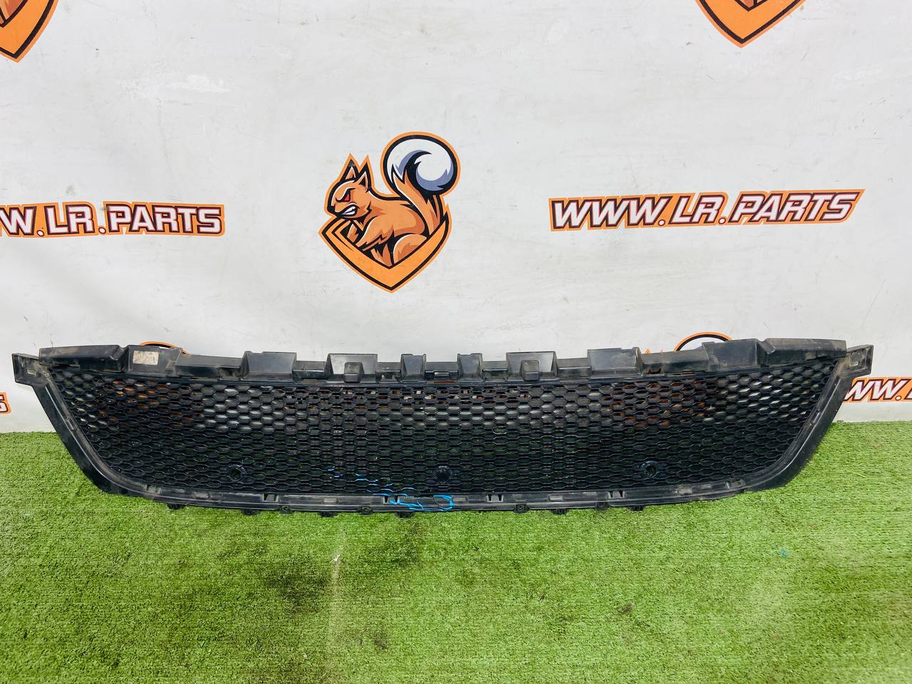 LR106782 Grille for the bumper (damaged) Range Rover Velar L560 (2018-) Used cost € in stock 1 pcs.