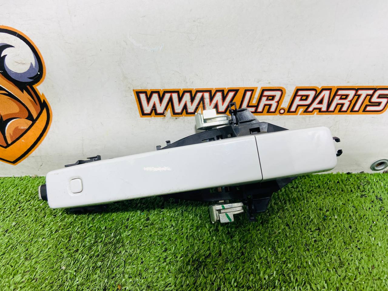 LR108184 Exterior rear right door handle assembly for Land Rover New Defender L663 (2020-) Used cost € in stock 1 pcs.
