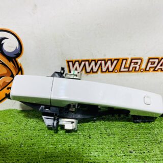 LR108184 Front exterior left door handle assembly Land Rover New Defender L663 (2020-) Used cost  € in stock 1 pcs.
