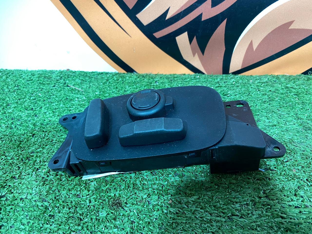 LR112768 Electric seat adjustment switch right Land Rover Discovery Sport L550 (2015-) USED cost 90 € in stock 3 pcs.