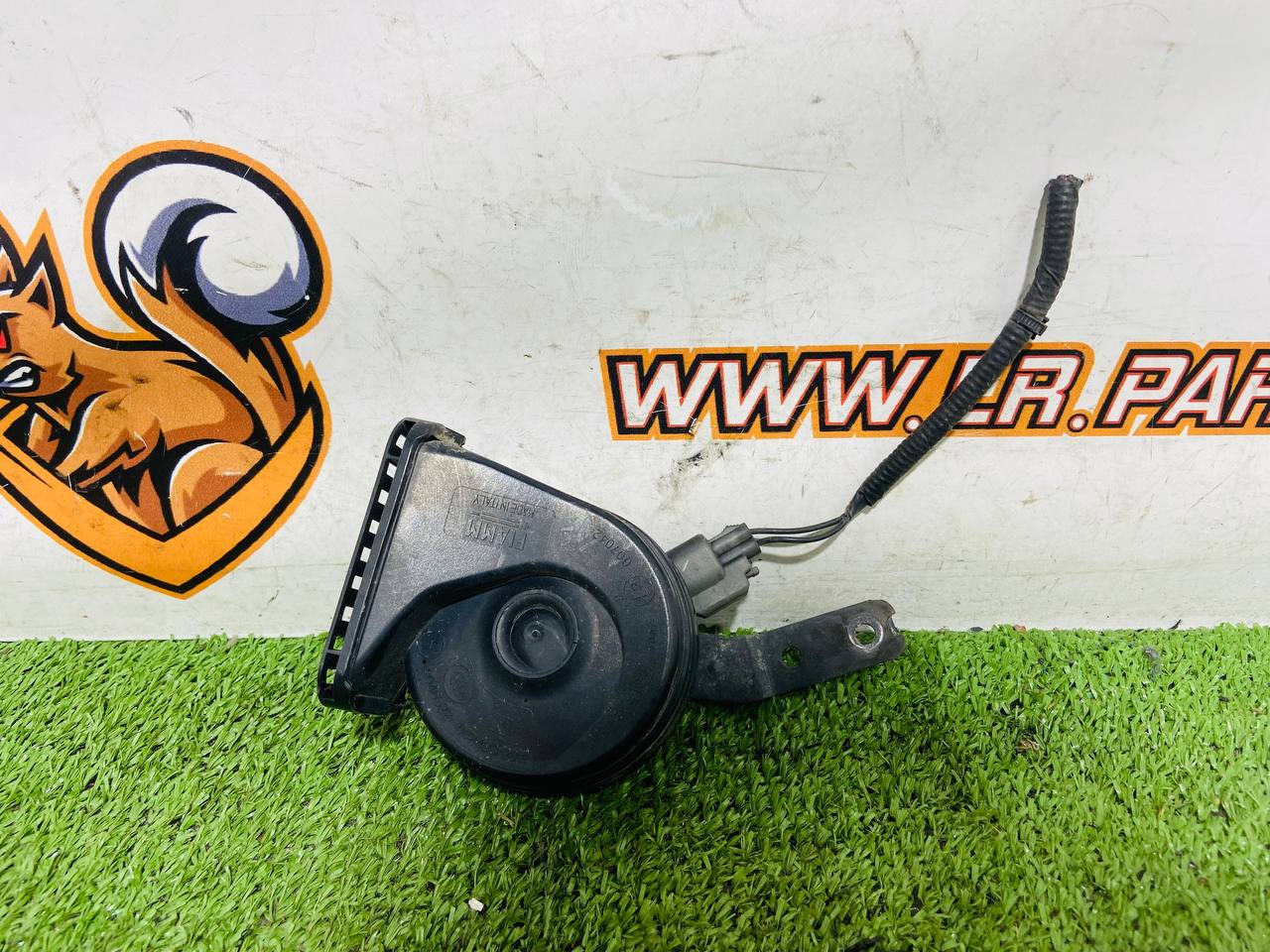 LR113190 Horn right Land Rover Discovery 5 used cost 40 € in stock 6 pcs.