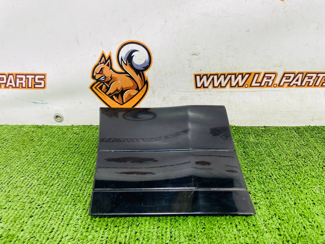 LR123093 Wing molding left Range Rover Velar L560 (2018-) Used - Image 20