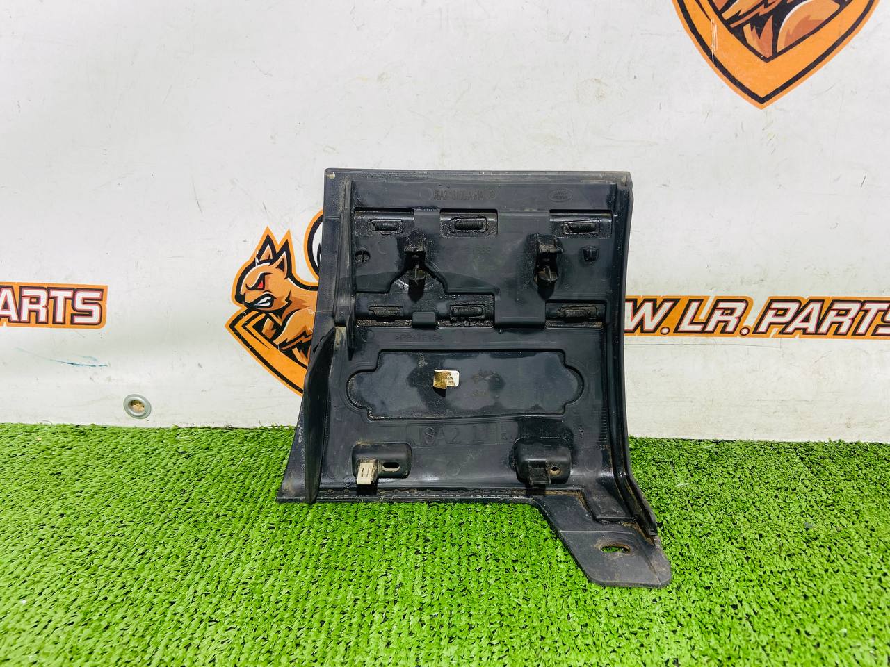 LR123093 Wing molding left Range Rover Velar L560 (2018-) Used - Image 21