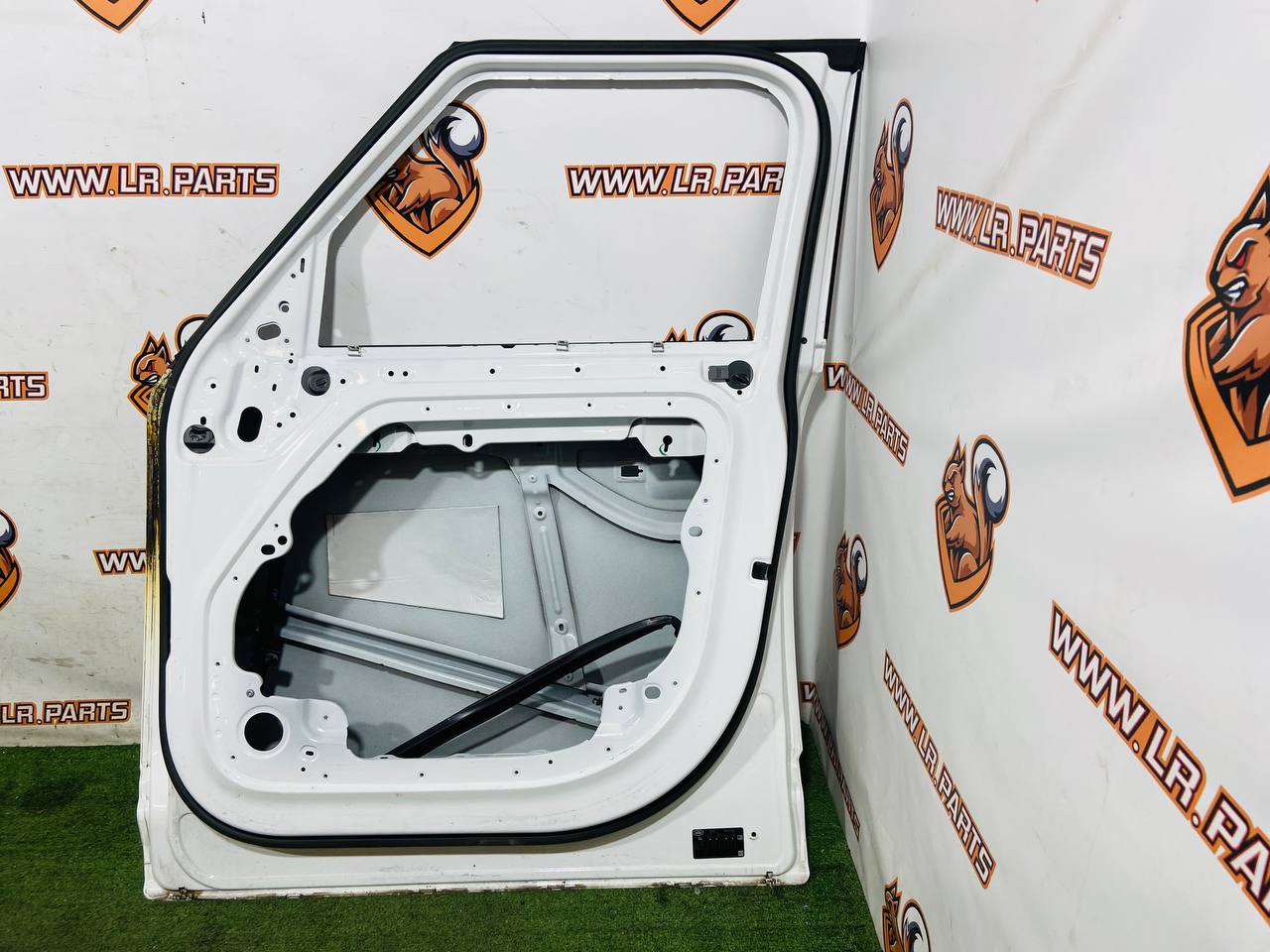 LR131295 Front Right Door Land Rover New Defender L663 (2020-) Used cost € in stock 1 pcs.