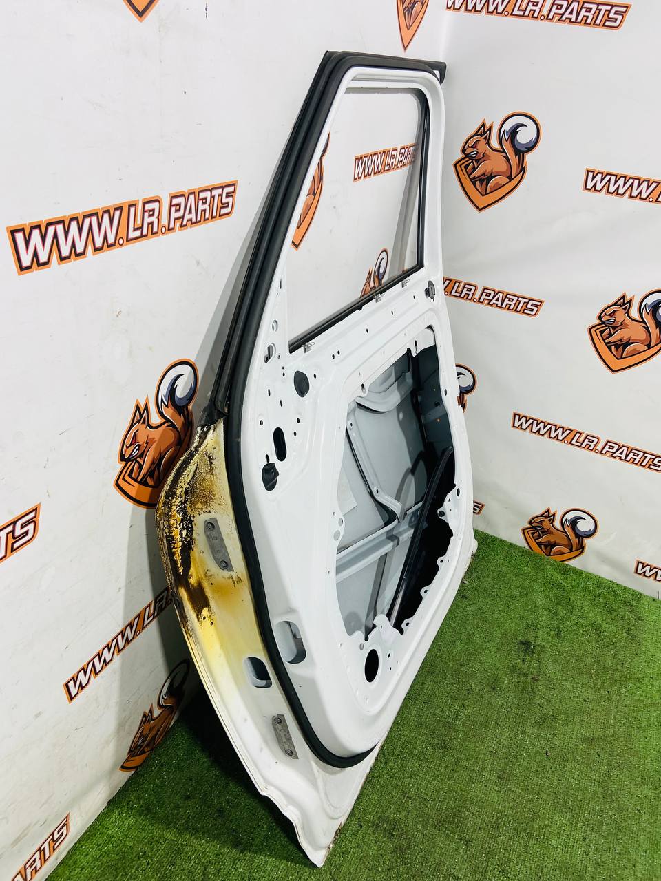 LR131295 Front Right Door Land Rover New Defender L663 (2020-) Used cost € in stock 1 pcs.