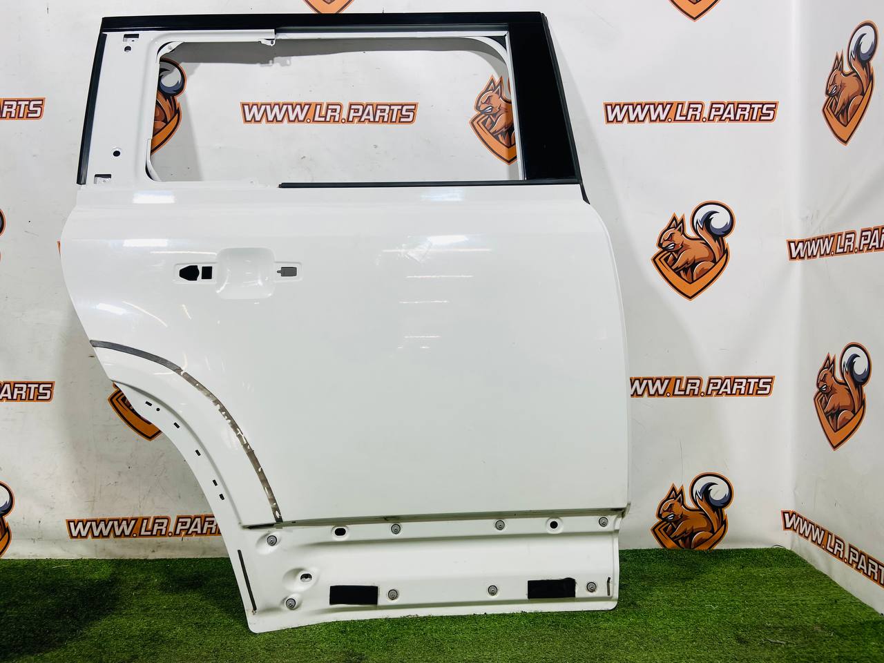 LR131380 Rear right door for Land Rover New Defender L663 (2020-) Used cost € in stock 1 pcs.