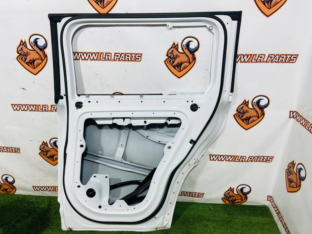 LR131380 Rear right door for Land Rover New Defender L663 (2020-) Used cost € in stock 1 pcs.