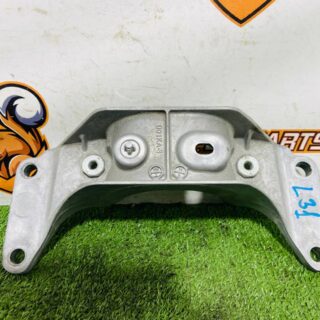 LR131706 Intermediate Support Bracket for Land Rover New Defender L663 (2020-) Used cost € in stock 1 pcs.