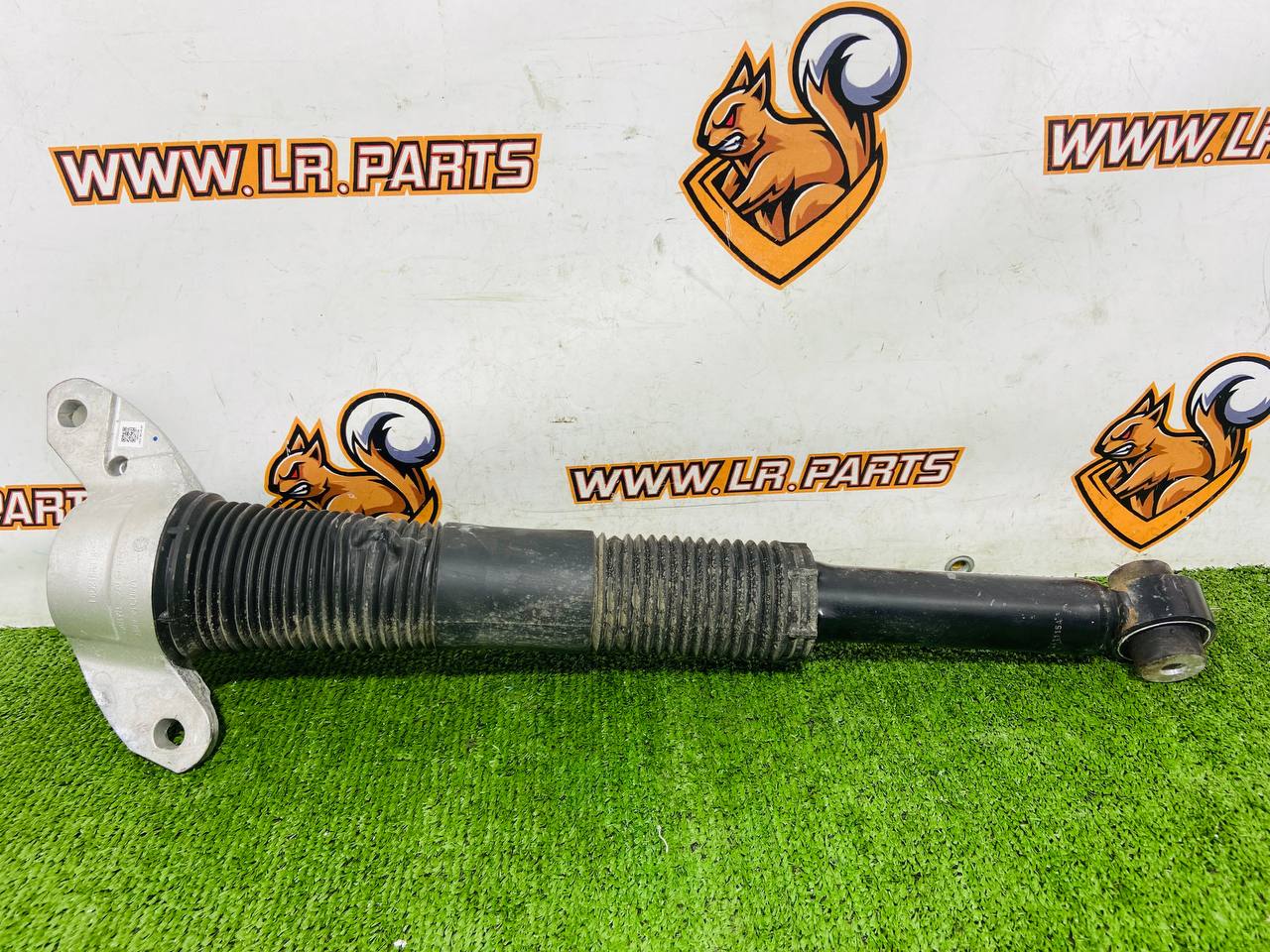 LR135566 Rear shock absorber Land Rover Discovery Sport L550 (2015-) USED cost € in stock 3 pcs.