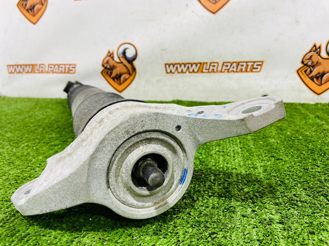 LR135566 Rear shock absorber Land Rover Discovery Sport L550 (2015-) USED cost € in stock 3 pcs.