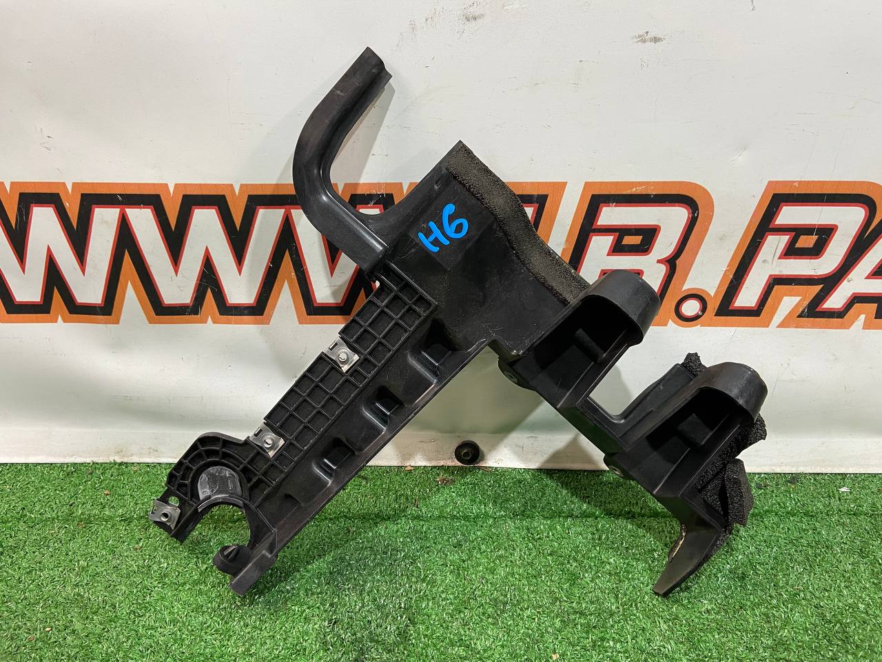 LR135616 Battery Shelf Mounting Bracket LAND ROVER DISCOVERY SPORT L550 2015- Used cost 40 € in stock 2 pcs.