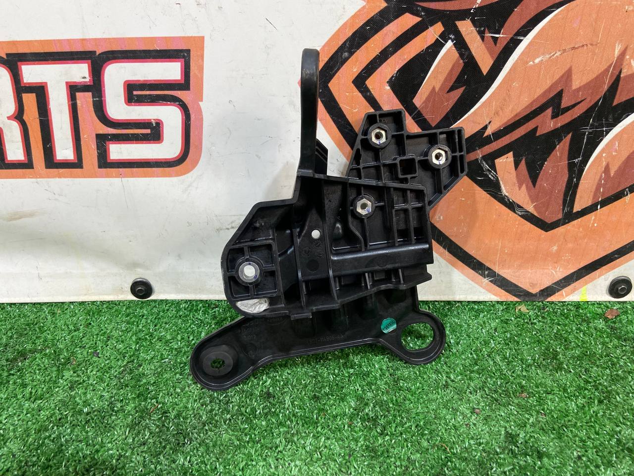 LR135974 Bracket battery platform Range Rover Evoque New L551 (2019-) used cost 50 € in stock 2 pcs.