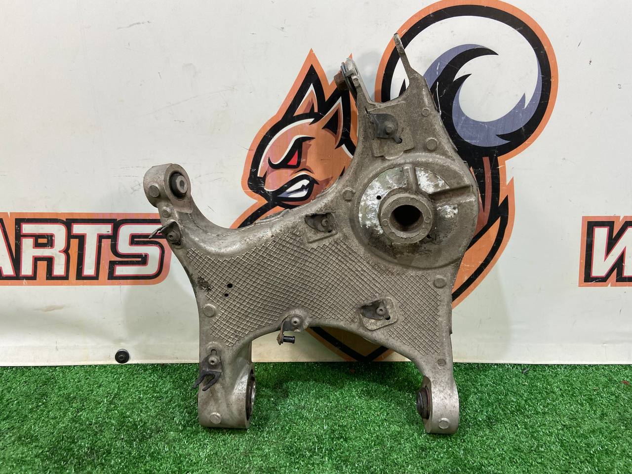 LR137507 Rear suspension arm lower right Land Rover Discovery Sport L550 (2015-) Used cost 100 € in stock 2 pcs.