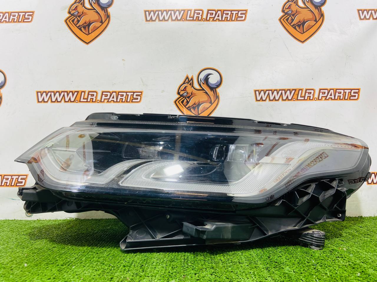 LR137596 Headlight left LED 2019- Land Rover Discovery Sport L550 (2015-) Used cost 750 € in stock 3 pcs.