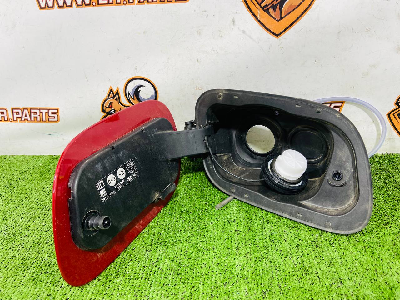 LR139362 Fuel tank hatch Land Rover Discovery Sport L550 (2015-) Used cost € in stock 1 pcs.
