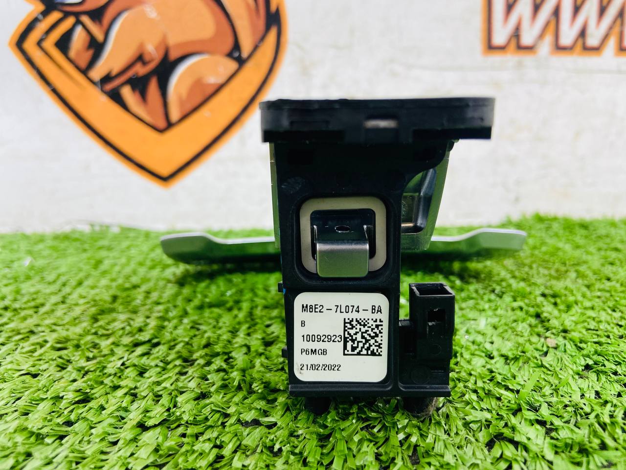 LR139905 Paddle gear shift right Range Rover Velar L560 (2018-) Used"" cost € in stock 2 pcs.