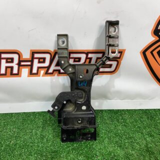 LR143161 Front bumper mounting bracket left Range Rover Velar L560 (2018-) Used cost 45 € in stock 1 pcs.