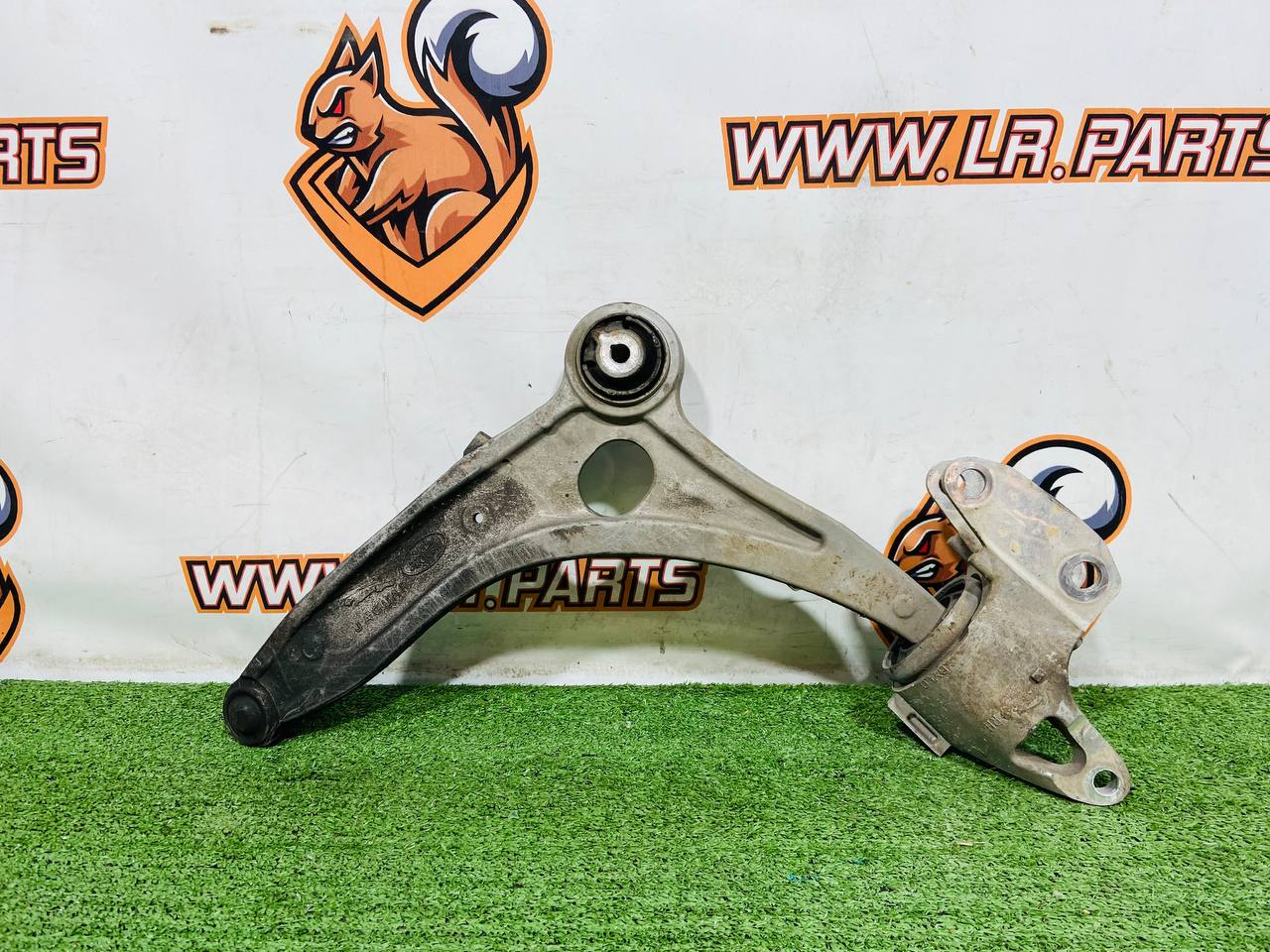 LR146037 Front right lever Range Rover Evoque New L551 (2019-) USED cost 190 € in stock 2 pcs.