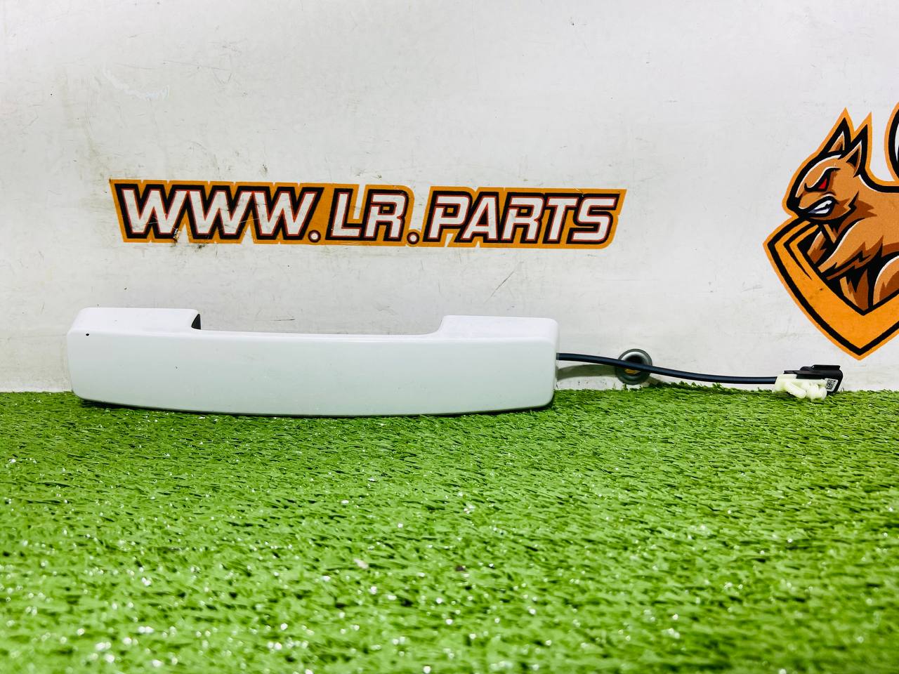 LR146216 Luggage compartment door handle Land Rover New Defender L663 (2020-) Used cost € in stock 1 pcs.