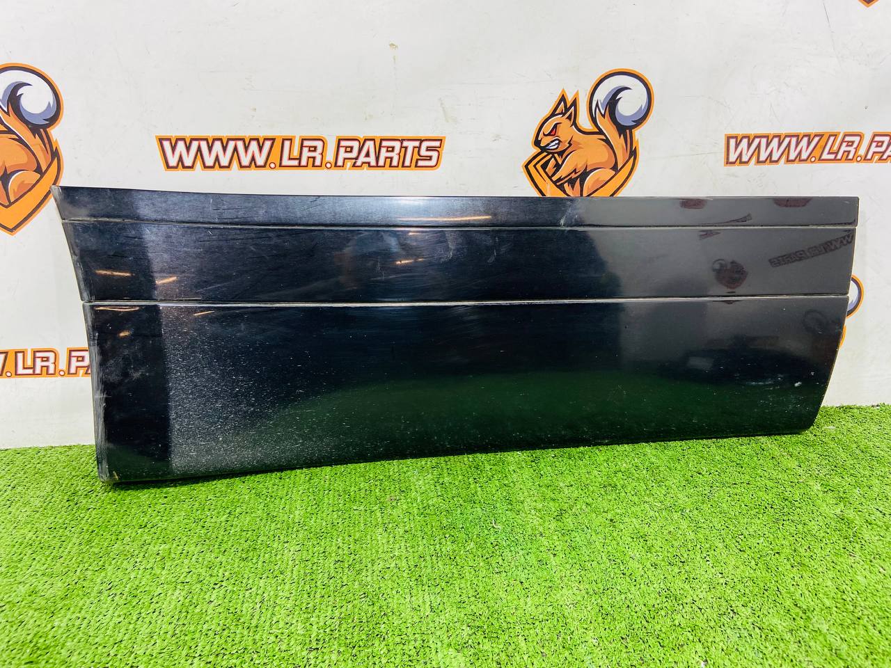 LR146635 Rear right door molding for Range Rover Velar L560 (2018-) Used - Image 22