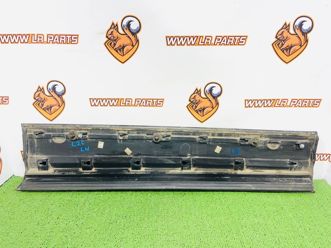 LR147170 Front LEFT lower door molding RANGE ROVER EVOQUE NEW (L551) 2019- Used cost 108,63 € in stock 1 pcs.