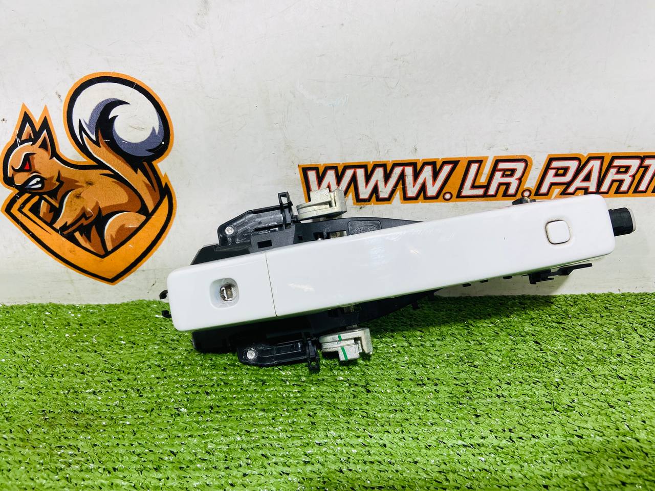 LR153684 Exterior front right door handle assembly for Land Rover New Defender L663 (2020-) Used cost € in stock 1 pcs.