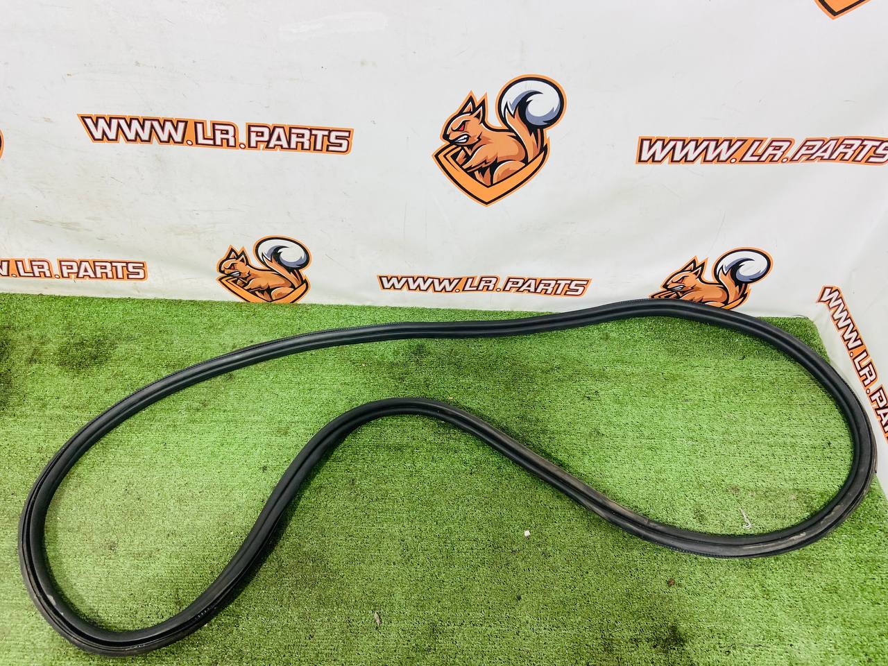 LR164726 Rear door seal on the body right / left Land Rover New Defender L663 (2020-) Used cost € in stock 2 pcs.