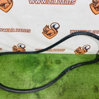 LR164727 Door Seal Front Left/Right (Secondary) Land Rover New Defender L663 (2020-) Used cost € in stock 3 pcs.