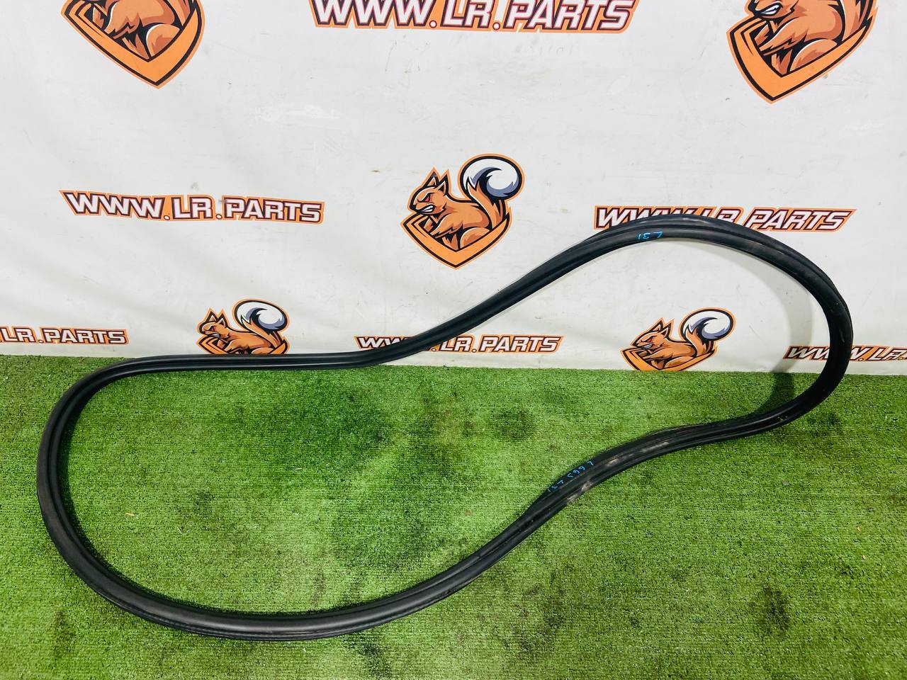 LR164727 Door Seal Front Left/Right (Secondary) Land Rover New Defender L663 (2020-) Used cost € in stock 3 pcs.