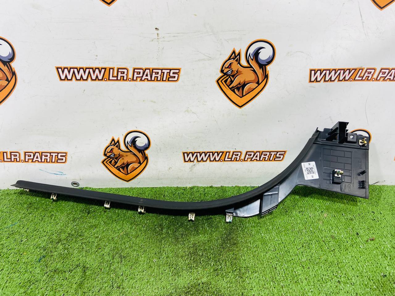 LR164796 Overlay of the front left inner door sill for Land Rover New Defender L663 (2020-) Used cost € in stock 1 pcs.