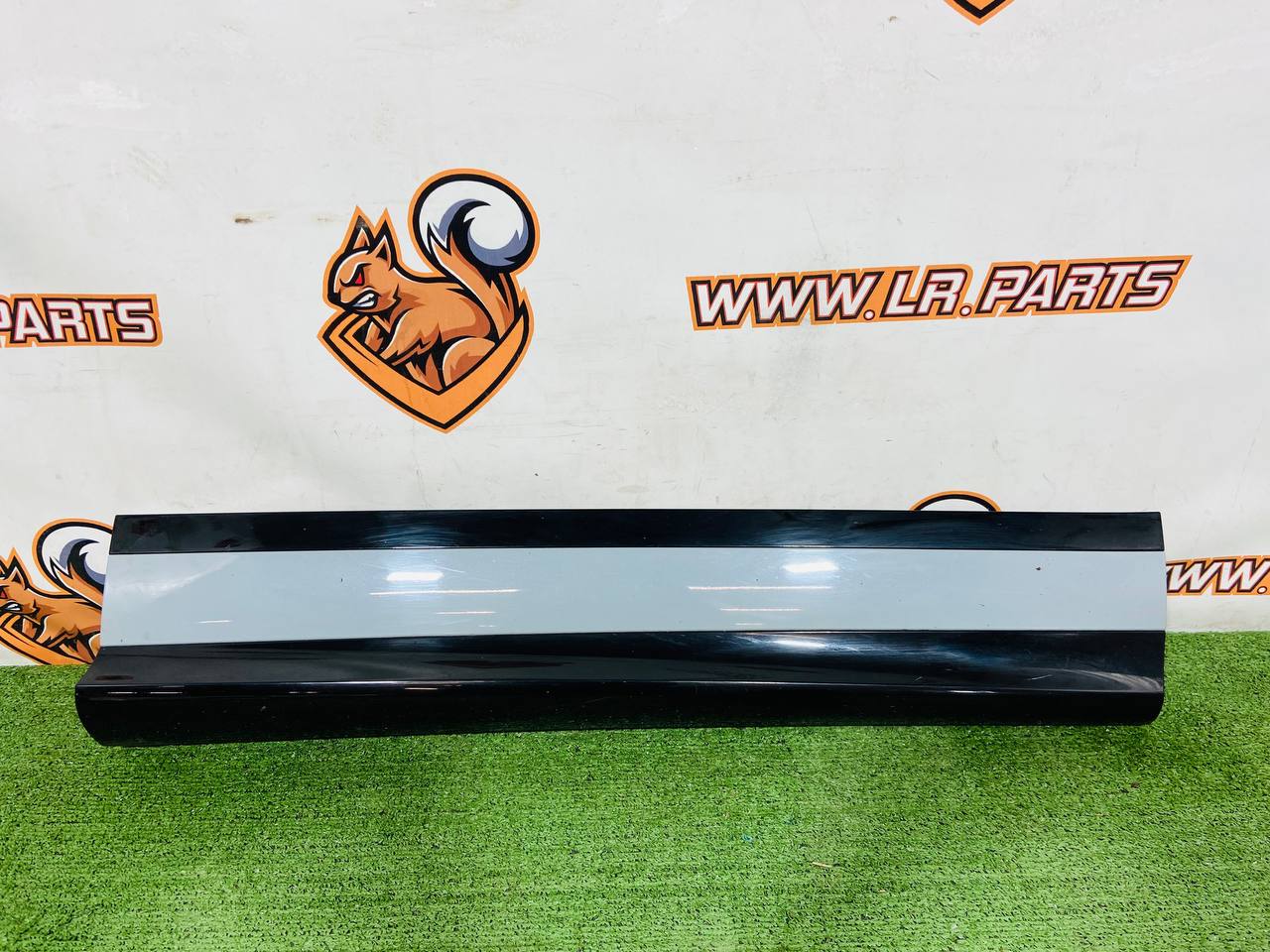 LR164824 Front right door molding Range Rover Evoque New L551 (2019-) used cost 107,02 € in stock 1 pcs.