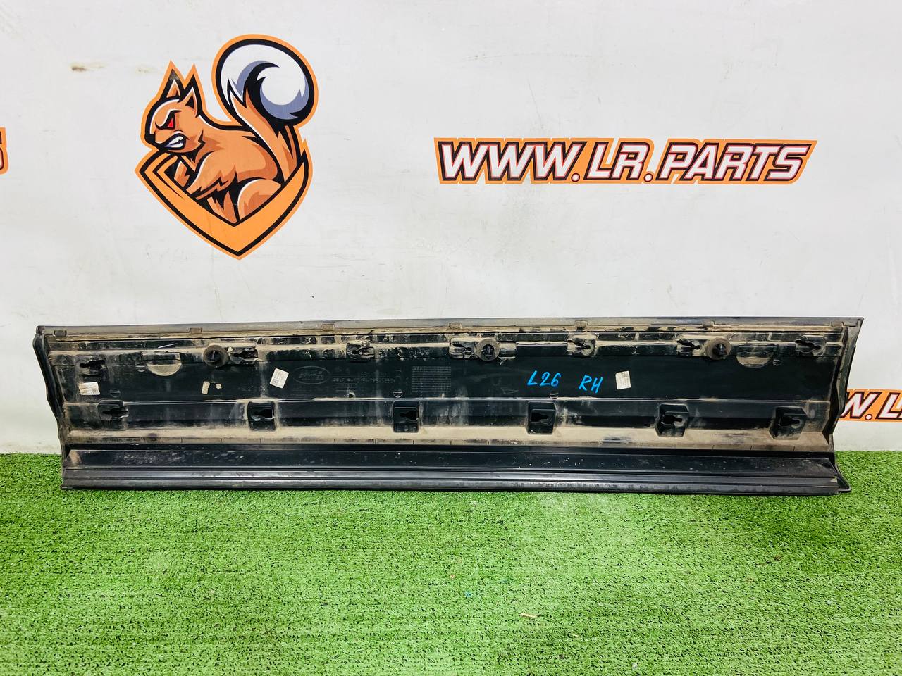 LR164824 Front right door molding Range Rover Evoque New L551 (2019-) used cost 107,02 € in stock 1 pcs.