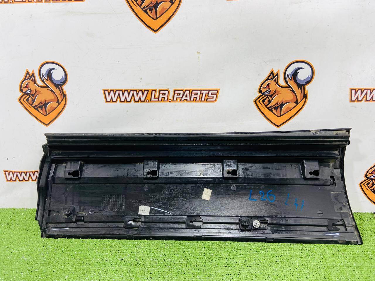 LR164833 Rear Left Door Molding Used Range Rover Evoque New L551 (2019-) cost € in stock 1 pcs.