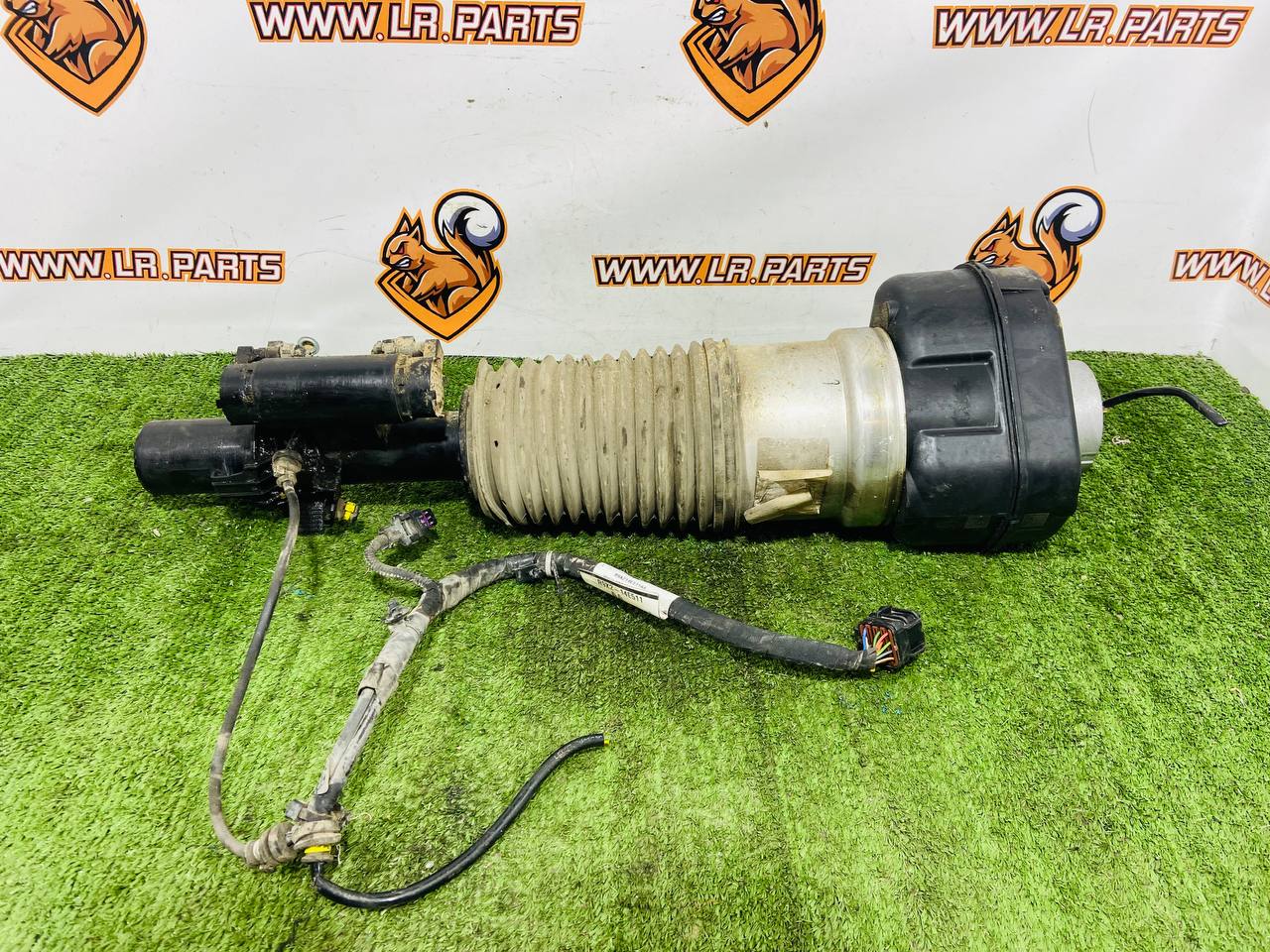 LR167508 Front left shock absorber for Range Rover Sport L461 (2023-) Used cost 1 000 € in stock 1 pcs.