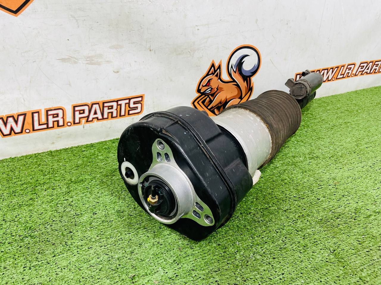LR170945 Front Right Shock Absorber for Range Rover Sport L461 (2023-) Used cost 800 € in stock 3 pcs.