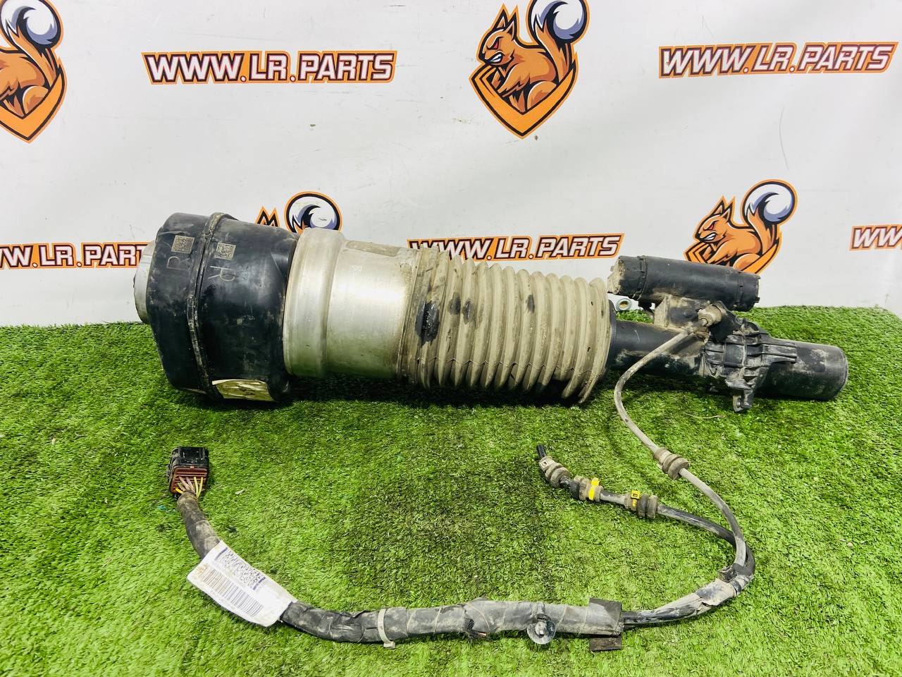 LR170945 Front Right Shock Absorber for Range Rover Sport L461 (2023-) Used - Image 18