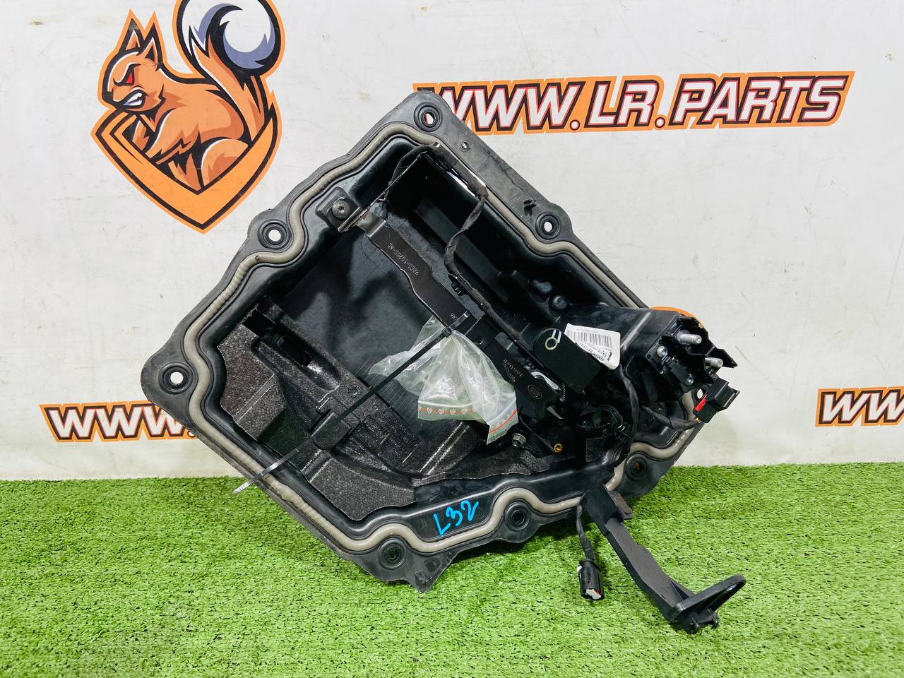 LR174974 Battery shelf lower part Range Rover Sport L461 (2023-) Used cost € in stock 1 pcs.