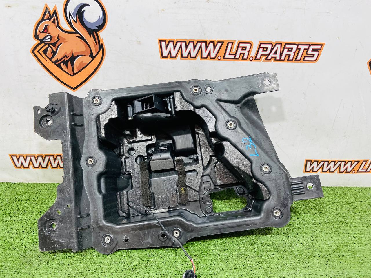 LR174975 Battery Shelf Upper Part Range Rover Sport L461 (2023-) Used cost € in stock 1 pcs.