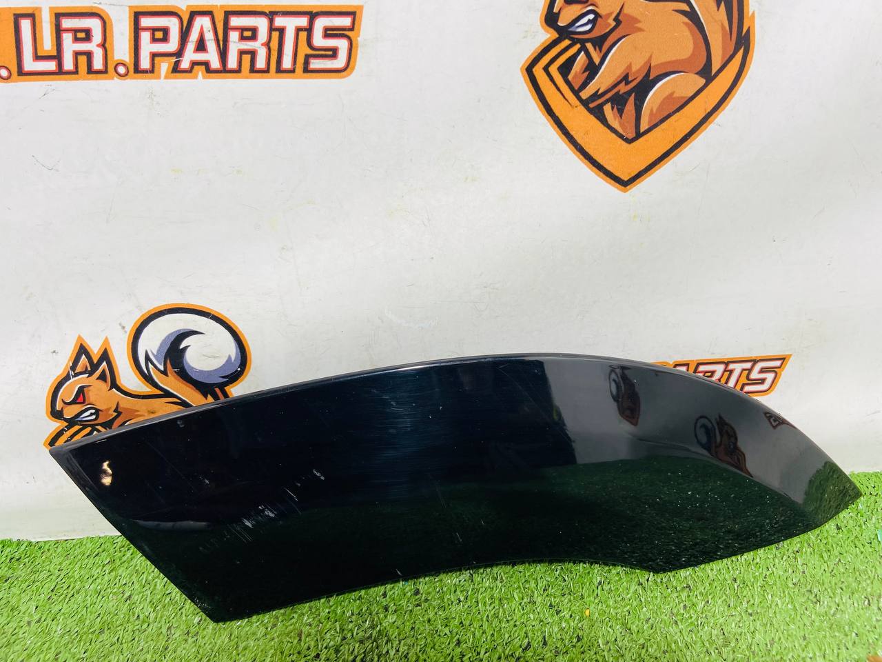 LR175921 Translation from Russian to English: Rear door arch molding (Narvik Black) left Land Rover New Defender L663 (2020-) Used cost € in stock 1 pcs.