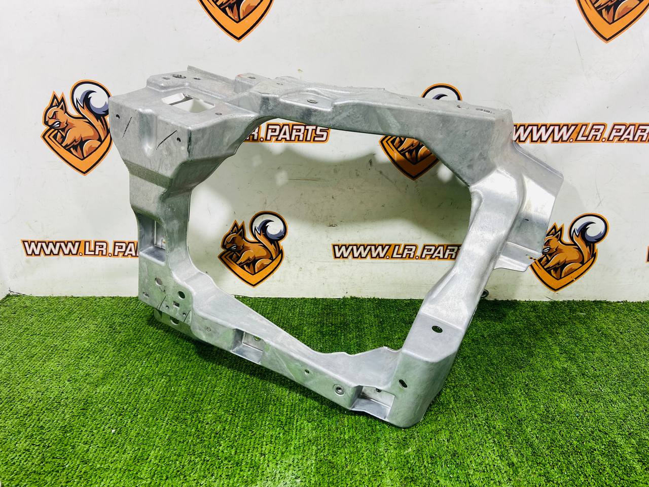 LR177503 Left headlight bracket for Range Rover L460 cost 301,38 € in stock 1 pcs.