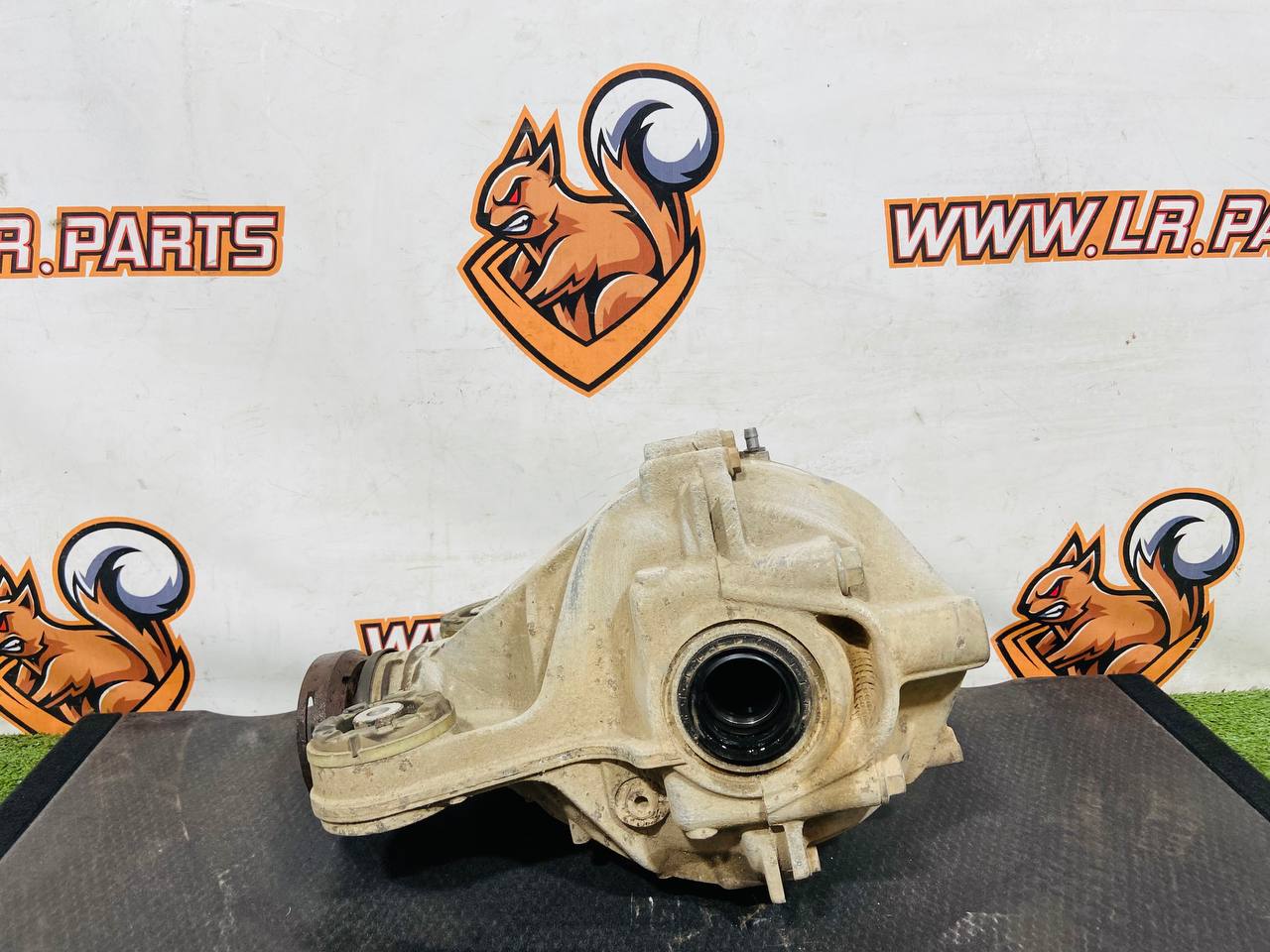 LR183131 Gearbox rear Range Rover Velar L560 (2018-) Used - Image 33