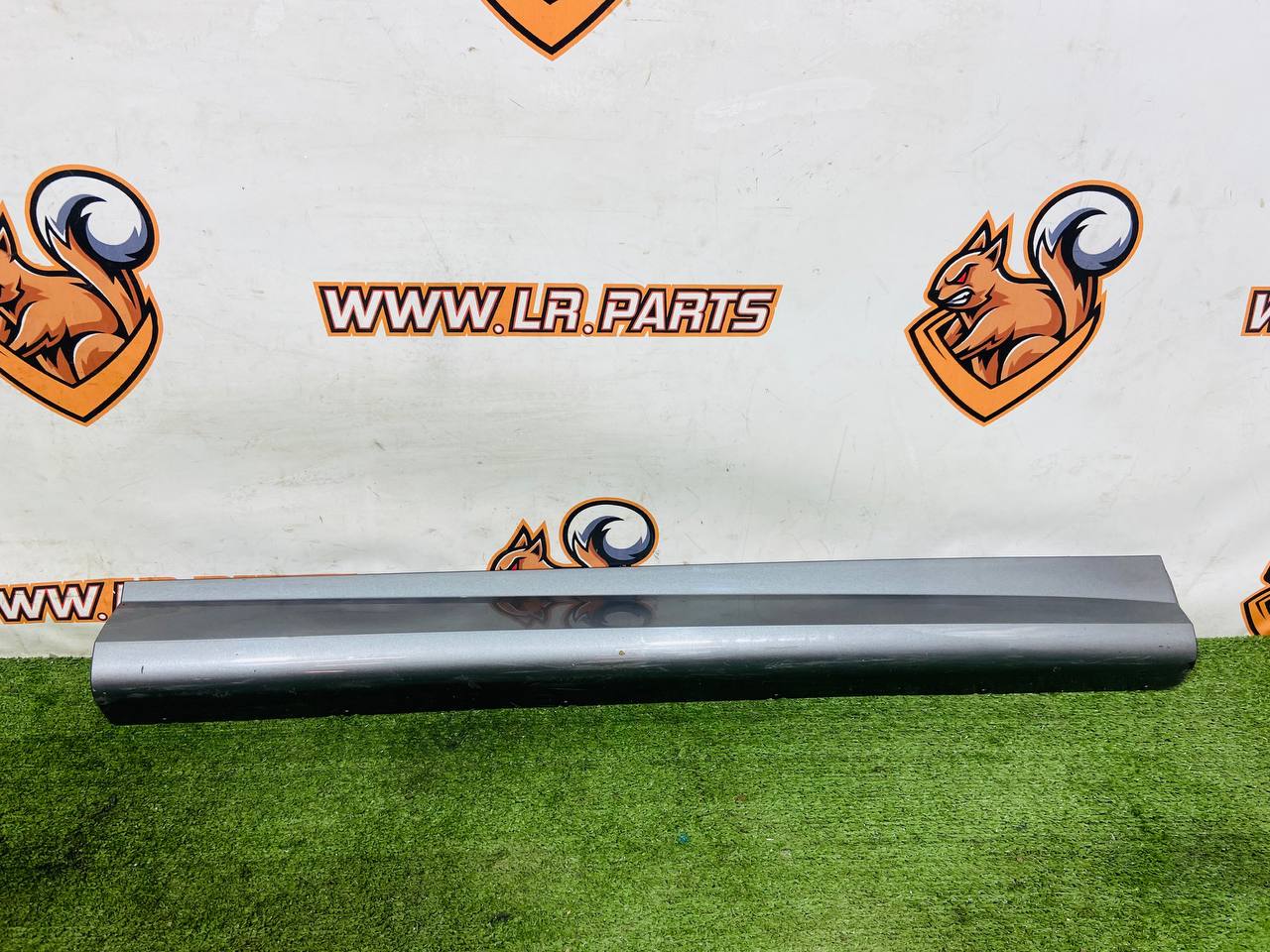 LR183543 Front right door molding Range Rover Sport L461 (2023-) Used cost 200 € in stock 2 pcs.